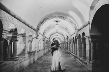 Romantik düğün anı, gülümseyen portre, dans eden gelin ve damat.