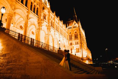 Güzel gelin ve damat evlendikleri gün kucaklaşıp öpüşüyorlar.