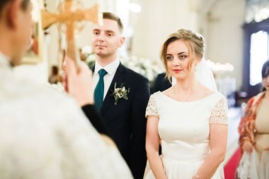 Düğün çifti kilisede evleniyor.