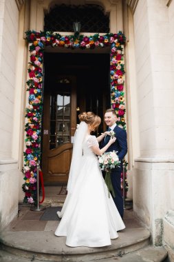 Törenden sonra kilisede poz veren evli çift.