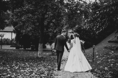 Botanik parkında yürüyen mutlu bir çift.