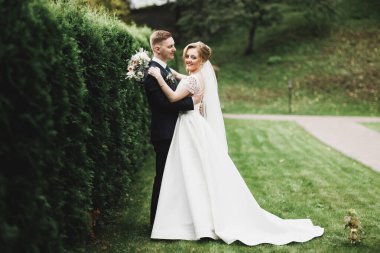 Botanik parkında yürüyen mutlu bir çift.