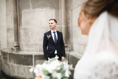 Genç bir çiftin şehvetli portresi. Açık hava.