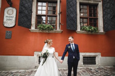 Gelin ve damat el ele tutuşuyor.