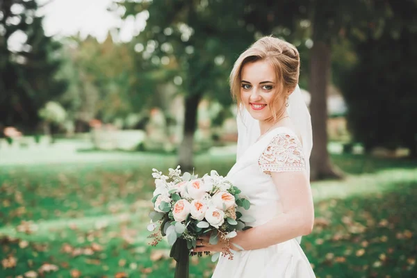 Mariée tenant grand et beau bouquet de mariage avec des fleurs — Photo