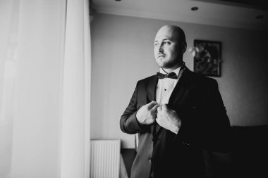 Genç ve yakışıklı bir adam iş toplantısından sonra bir otelde dinleniyor.