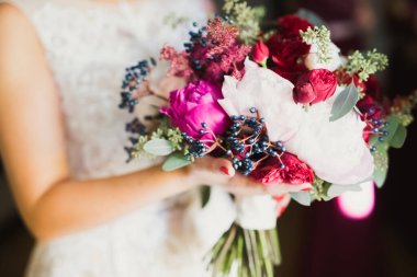 Farklı çiçeklerden oluşan lüks bir düğün buketi.