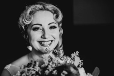 Beyaz elbiseli lüks gelin düğün törenine hazırlanırken poz veriyor.