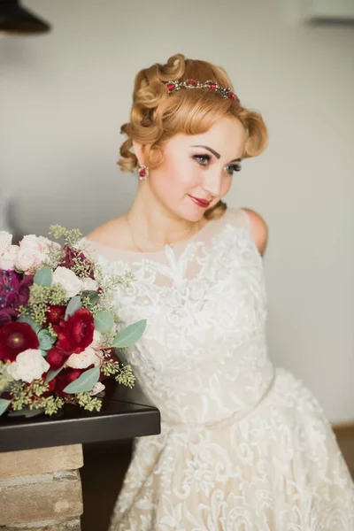 Retrato de una hermosa novia de moda, dulce y sensual. Maquillaje de boda y cabello — Foto de Stock