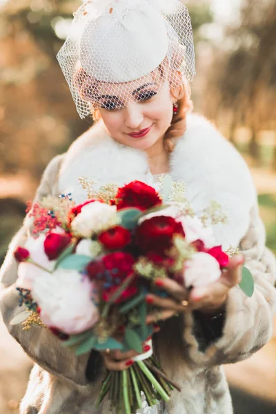 Retrato de una hermosa novia de moda, dulce y sensual. Maquillaje de boda y cabello — Foto de Stock