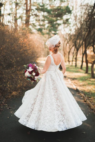 Όμορφη νύφη γυρίζει με τέλειο φόρεμα στο πάρκο — Φωτογραφία Αρχείου