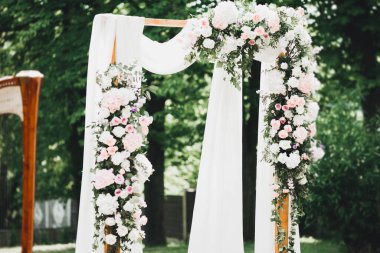 Düğün töreni için süslemeler. Güzel çiçekler.