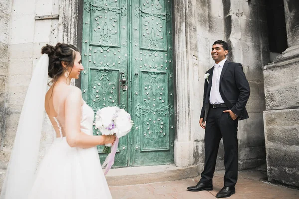 Sevgi dolu bir düğün çifti Lviv şehrinin sokaklarında yürüyor. — Stok fotoğraf