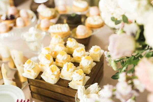 Buffet com uma variedade de doces deliciosos, ideias de comida, celebração — Fotografia de Stock