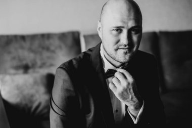 Genç ve yakışıklı bir adam iş toplantısından sonra bir otelde dinleniyor.