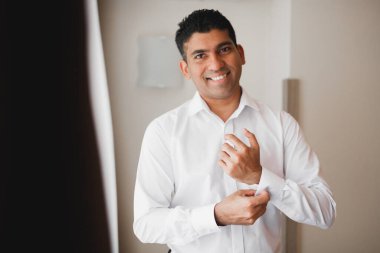 Güzel adam, damat poz veriyor ve düğüne hazırlanıyor.