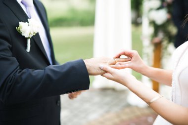 Genç ve güzel bir çiftin yakın çekimi.