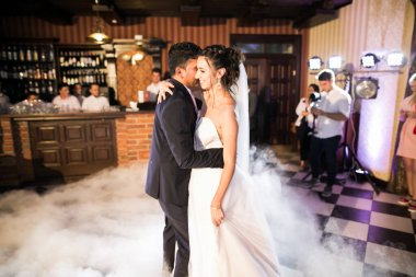 Yeni evli çiftin ilk düğün dansı.