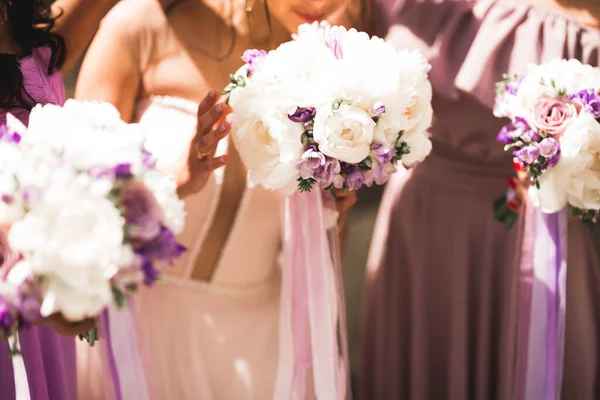 Novia con damas de honor celebrando maravilloso ramo de boda de lujo de diferentes flores en el día de la boda —  Fotos de Stock