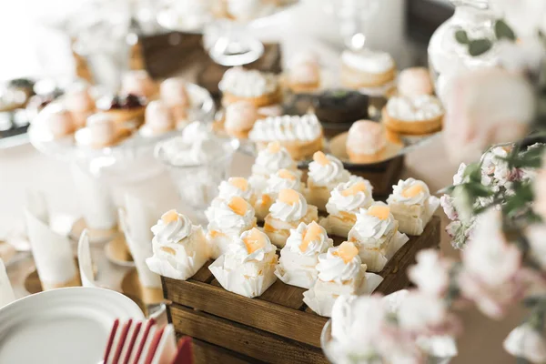 Heerlijk en smakelijk dessert tafel met cupcakes en shots bij de receptie closeup — Stockfoto