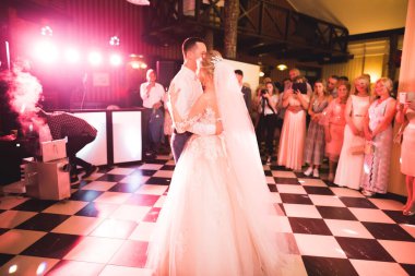 Yeni evli çiftin ilk düğün dansı.