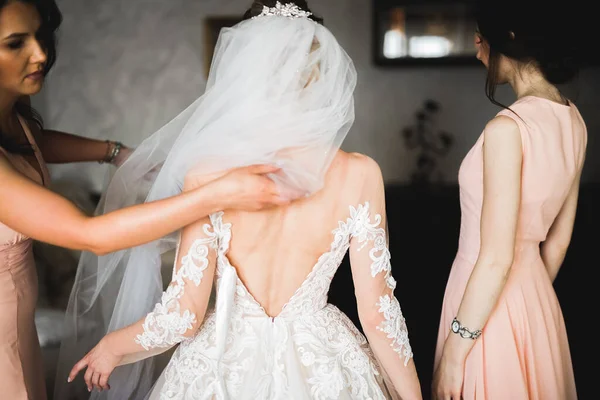 Τα χέρια των παρανύμφων στο νυφικό φόρεμα. Ευτυχισμένος γάμος και νύφη κατά την ημέρα του γάμου έννοια — Φωτογραφία Αρχείου