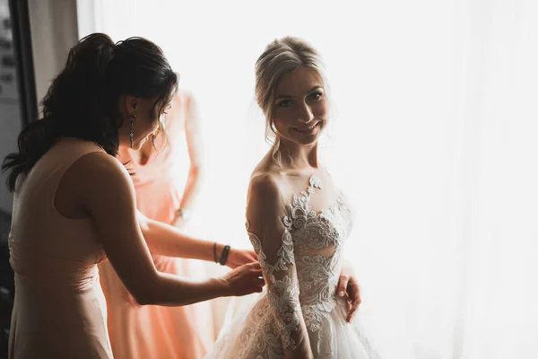 Hände von Brautjungfern am Brautkleid. Glückliche Ehe und Braut am Hochzeitstag — Stockfoto