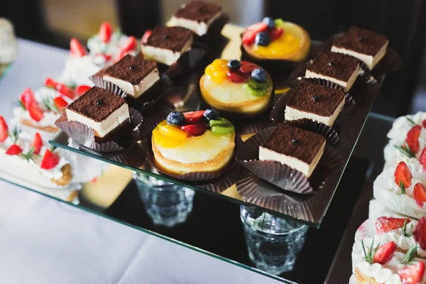 Buffet con una variedad de deliciosos dulces, ideas de comida, celebración — Foto de Stock