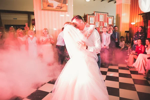 Перший весільний танець новоспеченої пари в ресторані — стокове фото