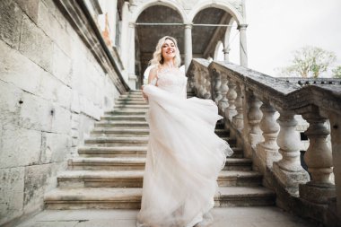 Zarif beyaz elbiseler içinde güzel bir gelin