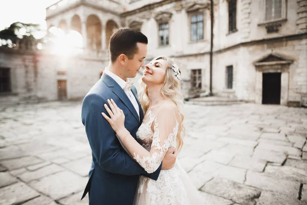 Casamento romântico momento, casal de recém-casados sorrindo retrato, noiva e noivo abraçando — Fotografia de Stock