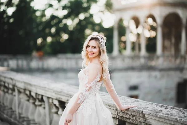 Bela noiva posando em vestido de noiva ao ar livre — Fotografia de Stock