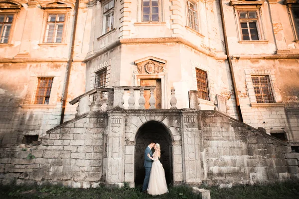 Sole ritratto di felice sposa e sposo all'aperto nella posizione della natura — Foto Stock