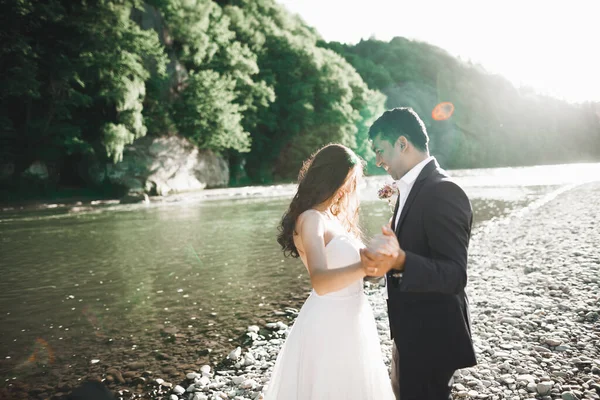 Pareja de boda cogidos de la mano, novio y novia juntos en el día de la boda —  Fotos de Stock