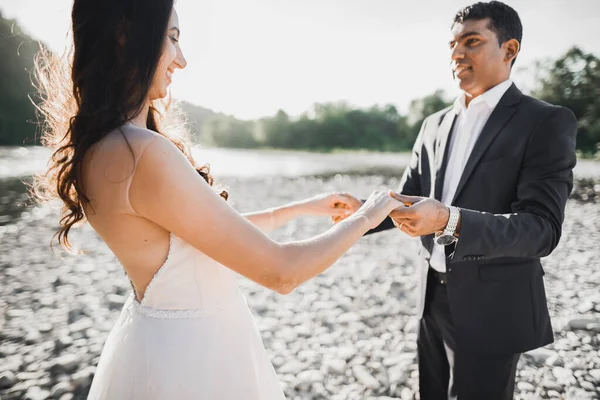 Casamento casal de mãos dadas, noivo e noiva juntos no dia do casamento — Fotografia de Stock