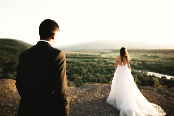 Primer plano de una bonita pareja de novios jóvenes —  Fotos de Stock