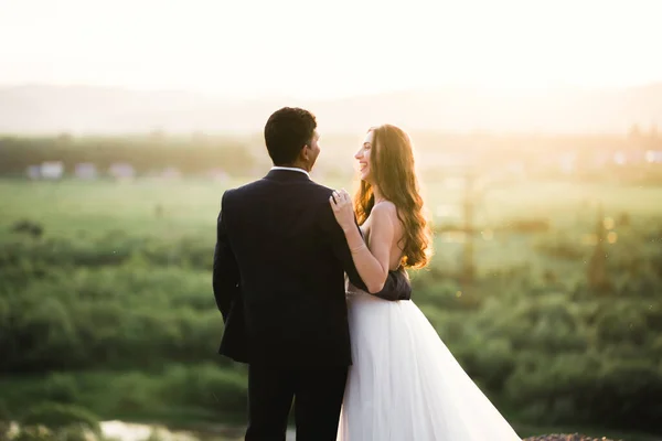 Romantischer Hochzeitsmoment, Brautpaar lächelt Porträt, Braut und Bräutigam umarmen sich — Stockfoto