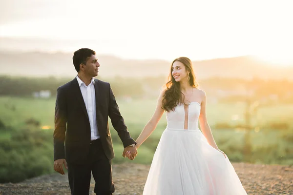 Düğün günü el ele tutuşan çift, damat ve gelin. — Stok fotoğraf