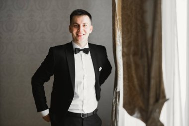 Damat sabah hazırlığı. Yakışıklı adam giyiniyor ve düğüne hazırlanıyor.