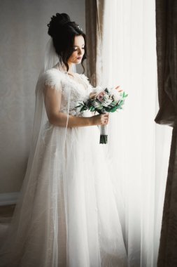 Zarif beyaz elbiseler içinde güzel bir gelin