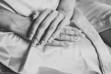 Zarif beyaz elbiseler içinde güzel bir gelin