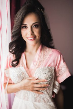 Zarif beyaz elbiseler içinde güzel bir gelin