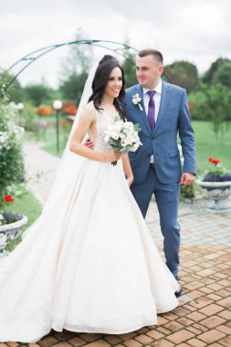 Düğün günü el ele tutuşan çift, damat ve gelin.