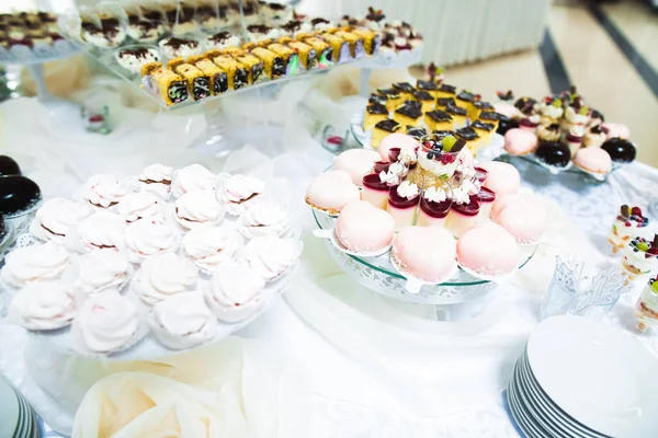 Pyszny i smaczny stół deserowy z babeczkami i shotami w recepcji zbliżenie — Zdjęcie stockowe