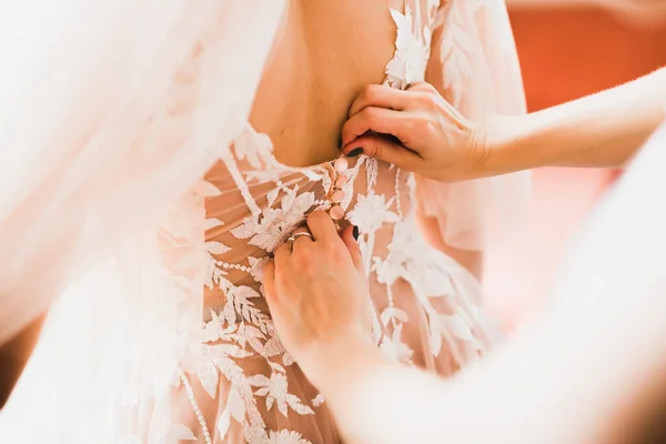 Τα χέρια των παρανύμφων στο νυφικό φόρεμα. Ευτυχισμένος γάμος και νύφη κατά την ημέρα του γάμου έννοια — Φωτογραφία Αρχείου