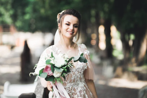 Mariée tenant grand et beau bouquet de mariage avec des fleurs — Photo