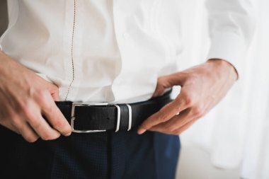 Damat sabah hazırlığı. Yakışıklı adam giyiniyor ve düğüne hazırlanıyor.