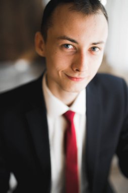 Genç ve yakışıklı bir adam iş toplantısından sonra bir otelde dinleniyor.