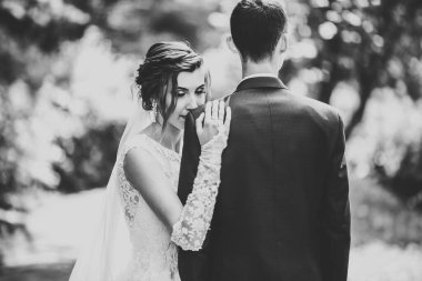 Parkta kucaklaşan yeni evli çiftin güzel romantik düğünü.