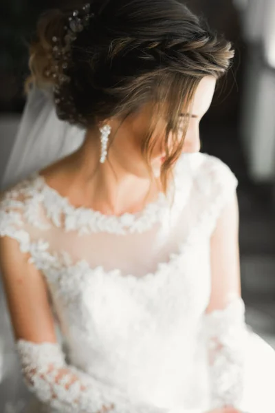 Luxury bride in white dress posing while preparing for the wedding ceremony — Stock Photo, Image